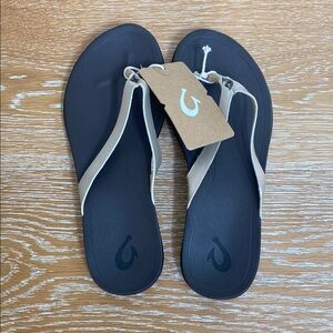 OluKai Ho’Opio Sandals with Bubbly Dark Java Y-Shape Design - Size Women’s 8